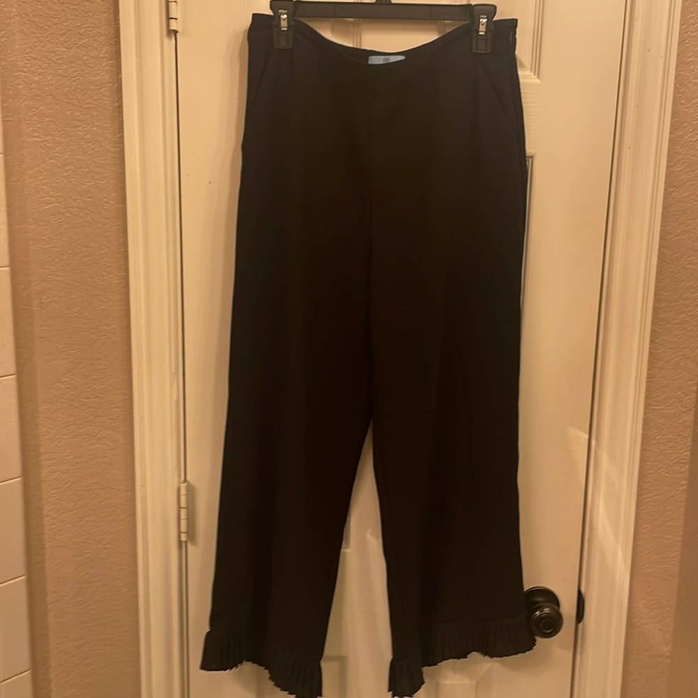 Cece size 8 cropped pants black